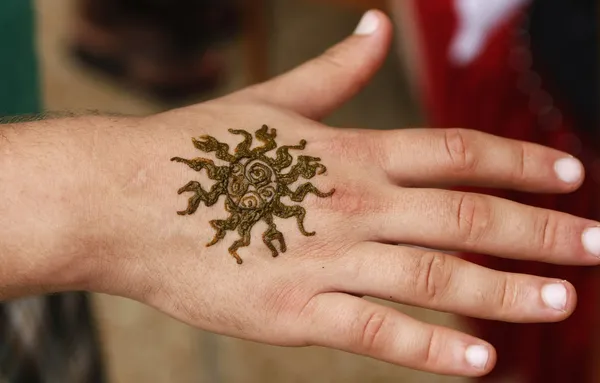 Diseño de henna en la palma de la mano Fotos de stock