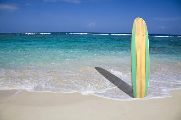 Surfplank in het zand Rechtenvrije Stockfoto's