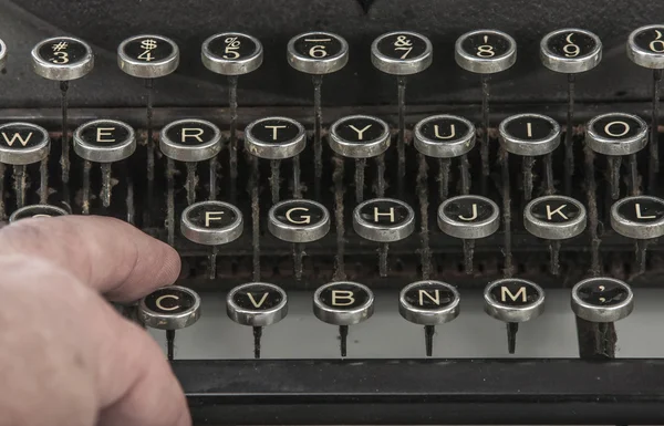 Dedos en máquina de escribir vintage en blanco — Foto de Stock