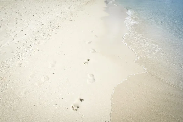 Pegadas na areia boracay praia filipinas — Fotografia de Stock