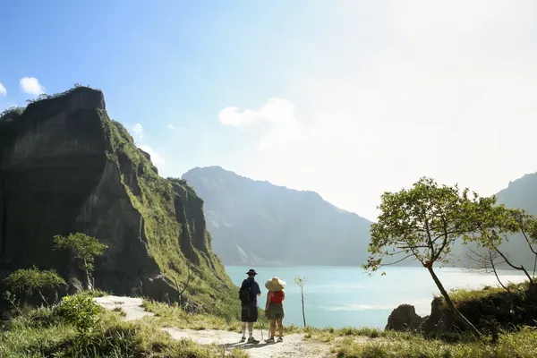 Pareja senderismo monte pinatubo volcán filipinas — Foto de Stock