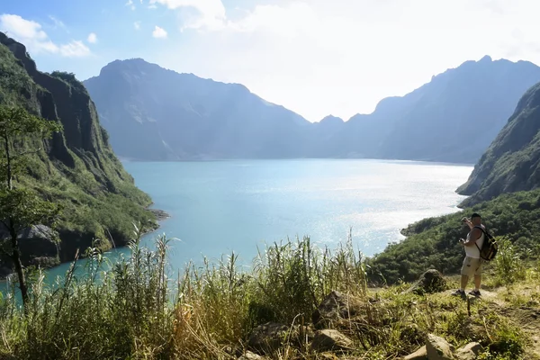 Hiker mount pinatubo yanardağı pampanga Filipinler olarak — Stok fotoğraf