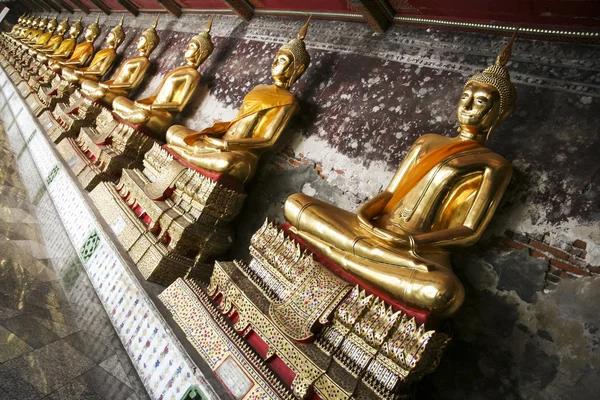 Wat suthat golden buddhas bangLiguthailand — Foto Stock