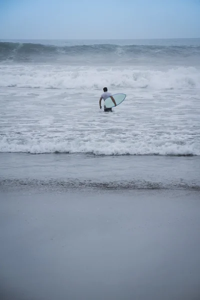 Surfer im Meer kuta beach bali — Stockfoto