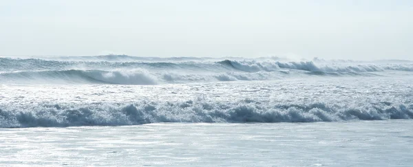 汹涌海浪海滩巴厘岛库塔 — 图库照片