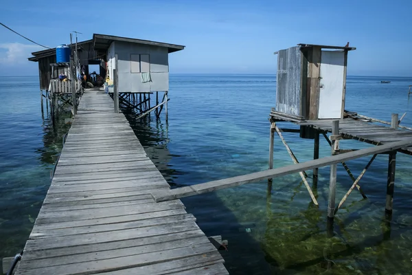 Εξωτερική τουαλέτα ξυλοπόδαρο σπίτι καθώς νησί — Φωτογραφία Αρχείου