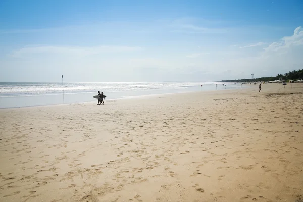 Surfisti sulla spiaggia di kuta bali indonesia — Foto Stock
