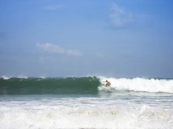 Surfista sulla spiaggia di kuta bali indonesia — Foto Stock
