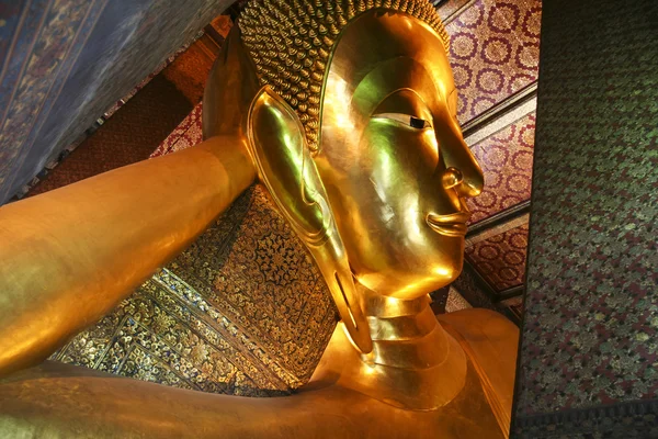 Liggande buddha wat po bangkok — Stockfoto