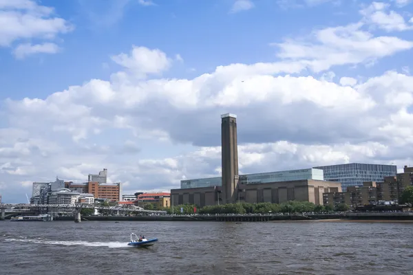 Sppedboat Theems tate modern — Stockfoto