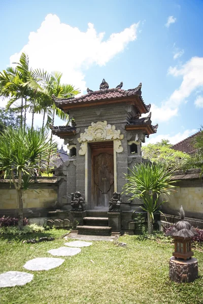 Дизайн тропического сада в балийском стиле — стоковое фото