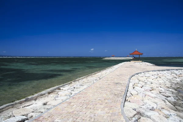 Sanur beach breakwaters bali indonesia — Stock Photo, Image