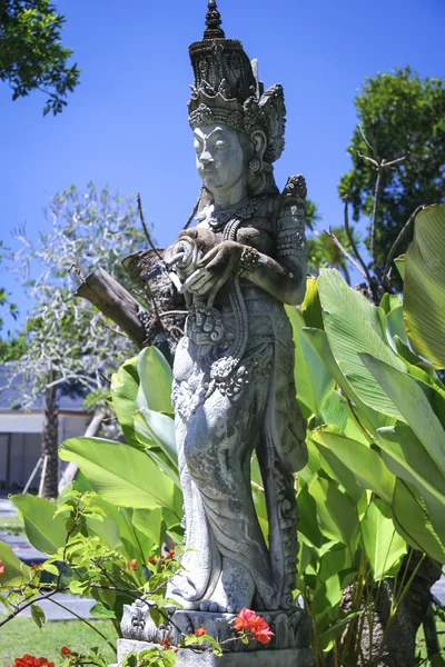 Estátua do templo sanur jardim tropical — Fotografia de Stock