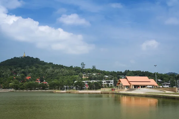 Templo junto al lago chaweng koh samui — Foto de Stock