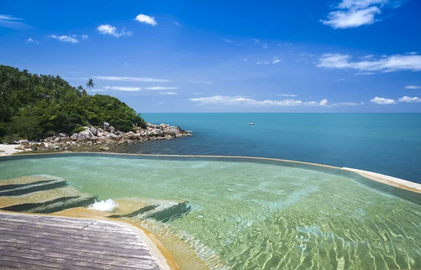 Hotel infinity pool ko samui — Stockfoto