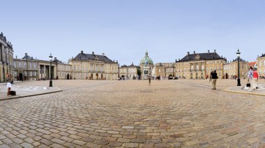 turistler amalienborg Sarayı Kopenhag Danimarka