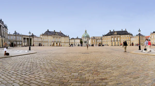 Turistler amalienborg Sarayı Kopenhag Danimarka — Stok fotoğraf