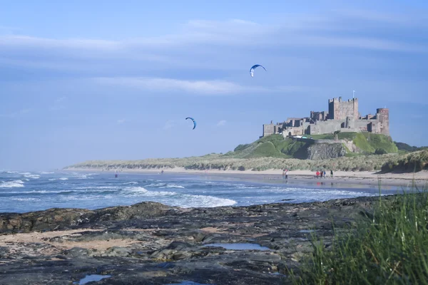 Pobřeží northumberland beach hrad Bamburgh — Stock fotografie