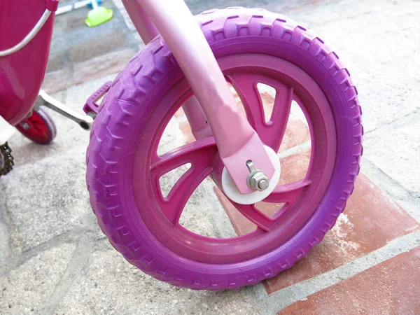 Makro çekim bir oyuncak bisikleti ön lastik — Stok fotoğraf