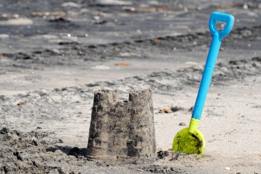 Kumdan kale ve bir plaj plastik kürek