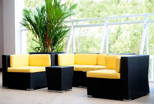 siyah kanepe ve sandalye ve yel ile otel güverte iç mobilya