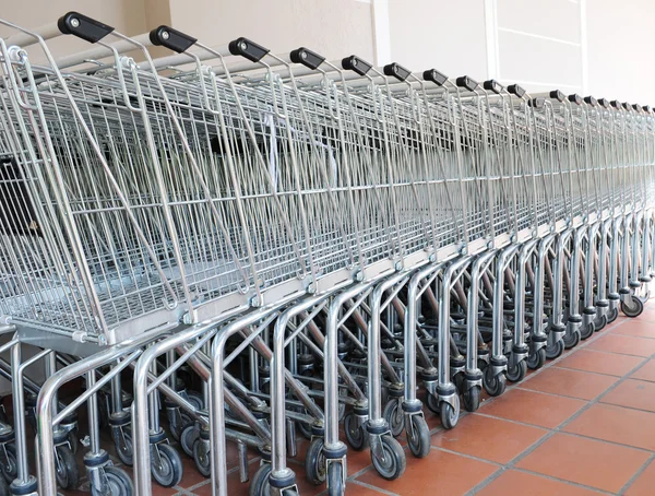 Carrinhos de supermercado estacionados fora do edifício — Fotografia de Stock