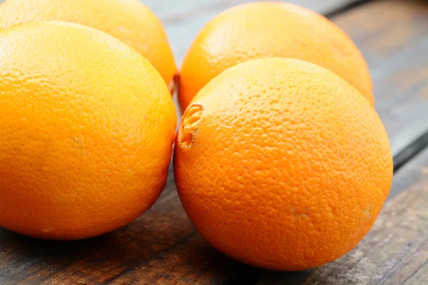 宏拍摄的一张小木桌上新鲜的橘子 — 图库照片