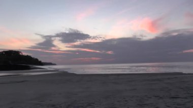 Sahil güneş doğarken