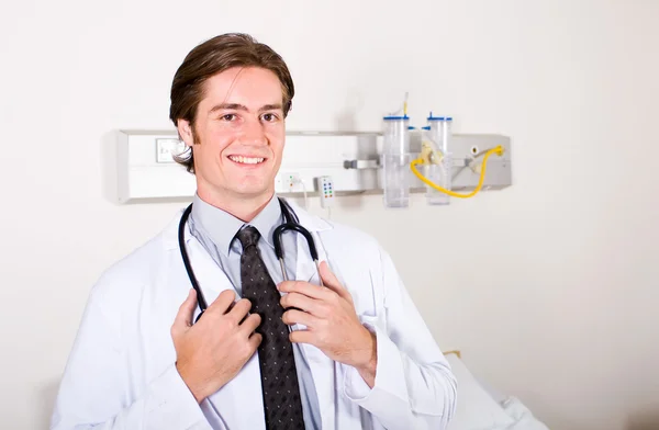 Glada unga manliga läkare i vårdavdelningen — Stockfoto