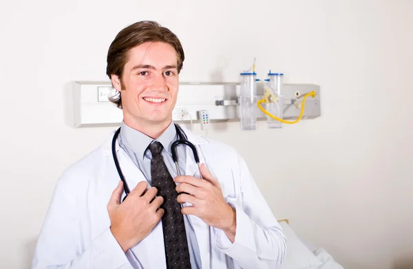 Heureux jeune homme médecin dans la salle d'hôpital — Photo