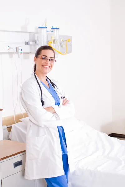 Médico feminino feliz na enfermaria do hospital — Fotografia de Stock