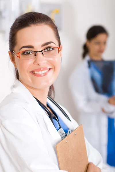 Hübsche Ärztin Porträt im Krankenhaus — Stockfoto