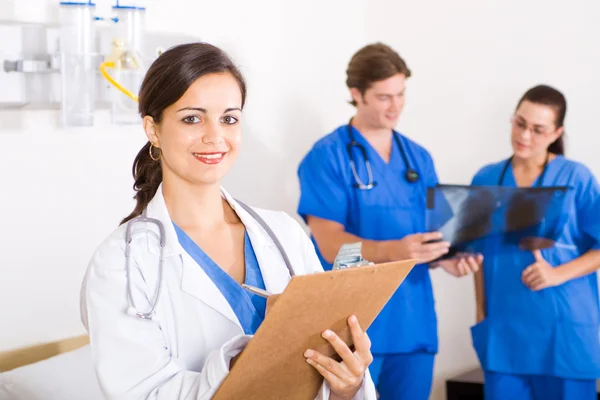 Gruppe von Gesundheitshelfern auf Krankenhausstation — Stockfoto