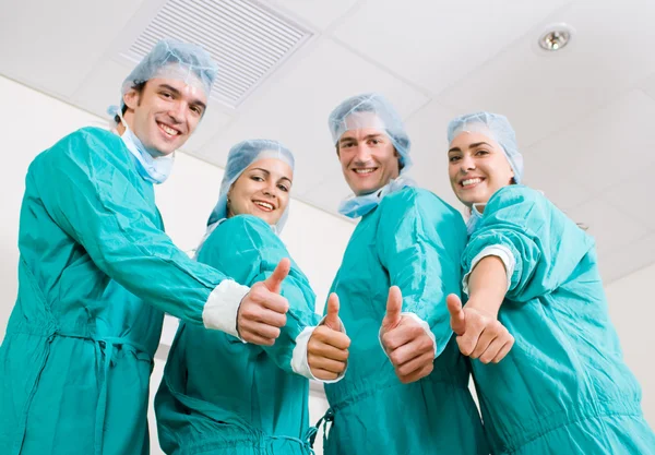 Группа медицинских хирургов поднимает большие пальцы — стоковое фото