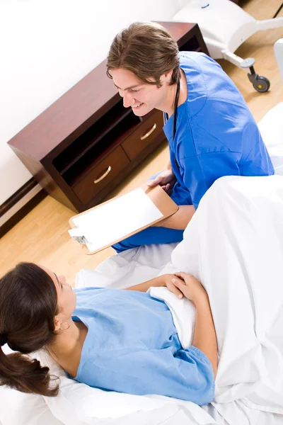 Medical doctor visiting patient in hospital ward — Stock Photo, Image