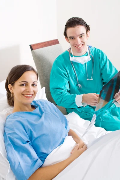 Médico cuidador visitando al paciente en la sala de hopital — Foto de Stock