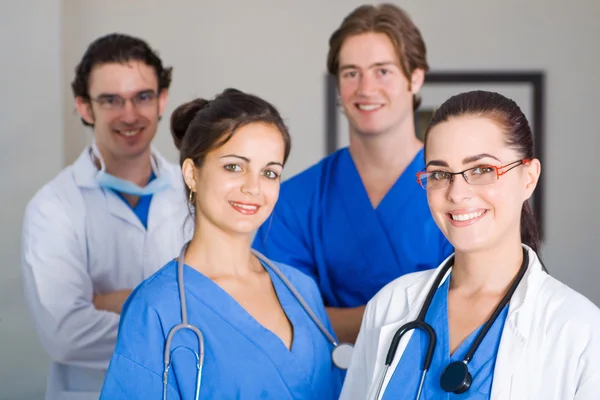 Groep van jonge gezondheidswerkers portret — Stockfoto