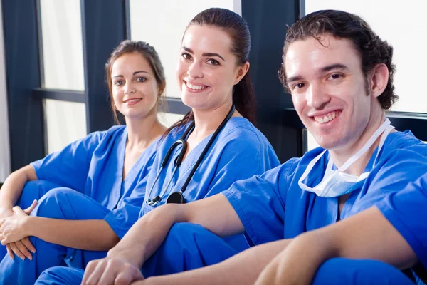 Gruppe von Krankenschwestern ruht sich in der Pause aus — Stockfoto