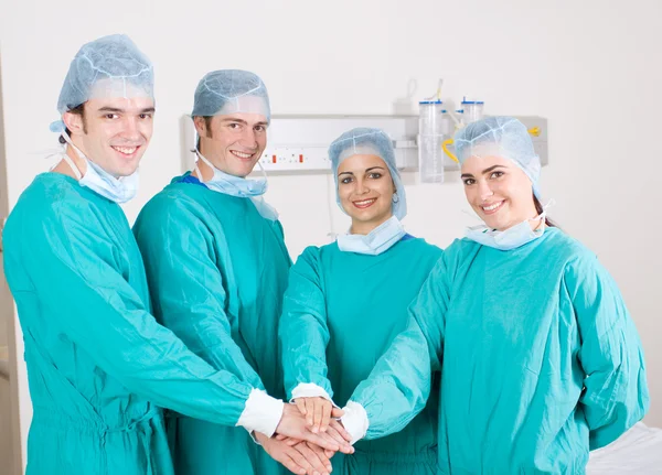 Gruppe von Chirurgen Hand in Hand Stockbild