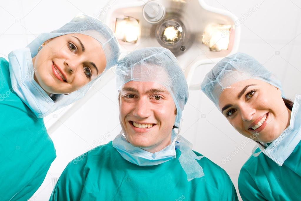 Recuperare Peso Dopo Intervento Chirurgico felice medici guardando il paziente dopo l'intervento chirurgico di