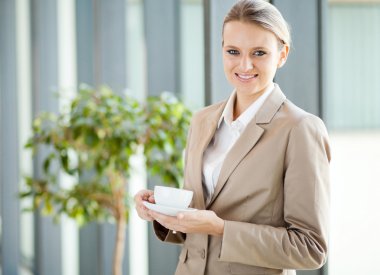 Kahve molası sırasında olan güzel genç beyaz yakalı işçi