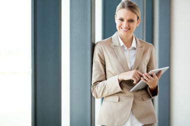 tablet bilgisayar tutan çekici genç iş kadını