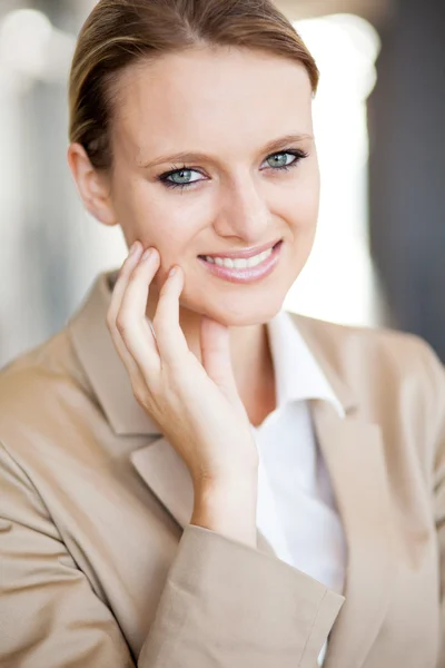 Pretty young businesswoman closeup portrait — Stock Photo, Image