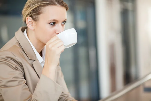 Junge Geschäftsfrau trinkt in der Pause Kaffee — Stockfoto