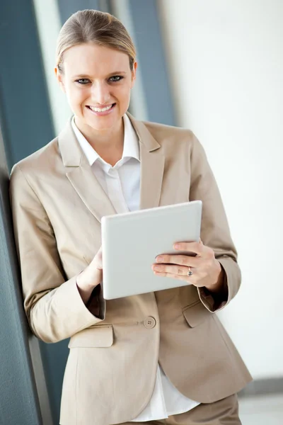 Ung vacker affärskvinna med tablet PC — Stockfoto