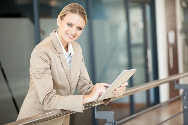 Atraente jovem empresária com tablet computador — Fotografia de Stock