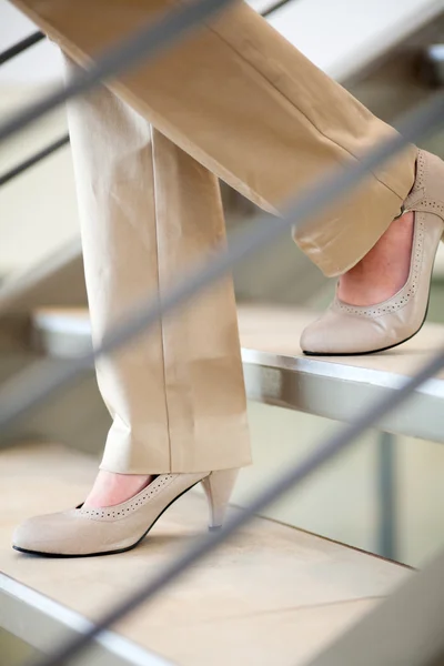 Mujer de negocios caminando escaleras abajo —  Fotos de Stock