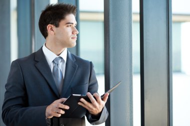 tablet bilgisayar ile düşünceli genç işadamı