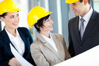 Grup İnşaat proje tartışıyor mimarlar