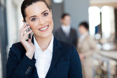 cep telefonuyla konuşan şirin genç iş kadını